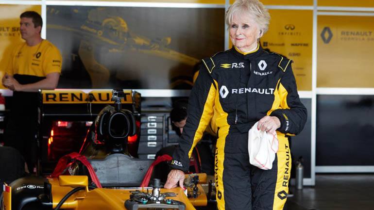 Γιαγιά 79 ετών οδηγεί μονοθέσιο της F1